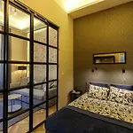 E13 - Elegant Apartment