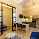 E13 - Elegant Apartment